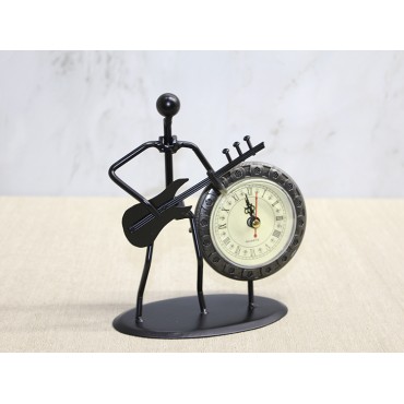 Metal Saatli Gitar Çalan Müzisyen 